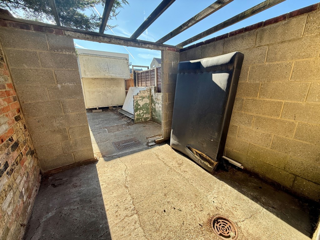 Lot: 13 - SHOP WITH ONE-BEDROOM FLAT ABOVE - Outside space to rear